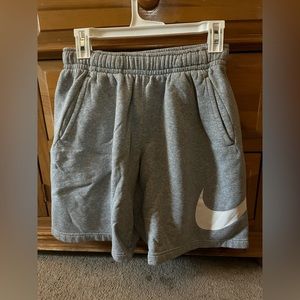 Nike Sportswear Club
Men's Graphic Shorts